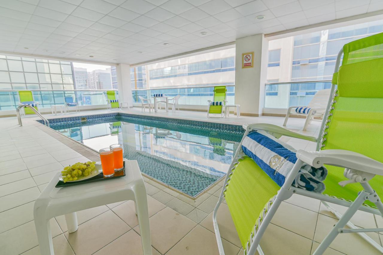 Vista Hotel Apartments Deluxe ドバイ エクステリア 写真