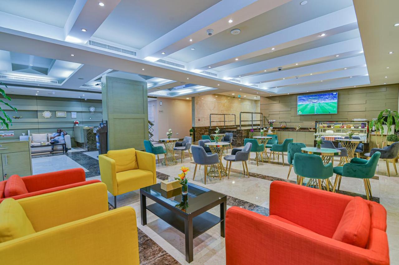 Vista Hotel Apartments Deluxe ドバイ エクステリア 写真