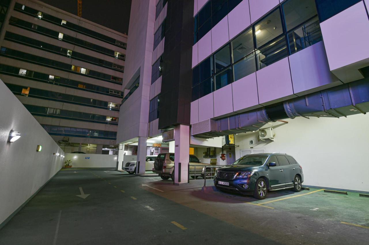 Vista Hotel Apartments Deluxe ドバイ エクステリア 写真